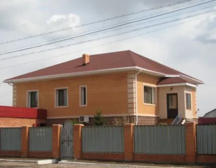 Коттедж в два уровня