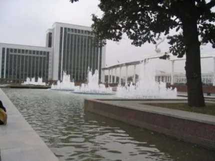 Фонтаны на площади "Мустакиллик"